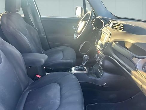 Used 2017 Jeep Renegade Latitude FWD image 7