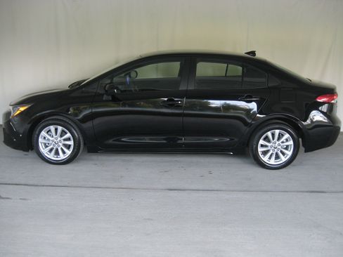 Used 2025 Toyota Corolla LE image 23