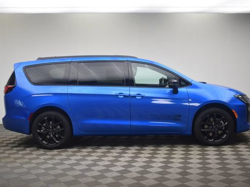 New 2027 Chrysler Pacifica Select AWD/4WD image 4