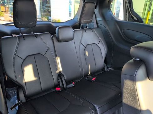 New 2026 Chrysler Pacifica Select image 13