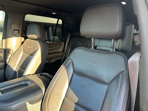 Used 2021 GMC Yukon Denali w/ Denali Premium Package image 13