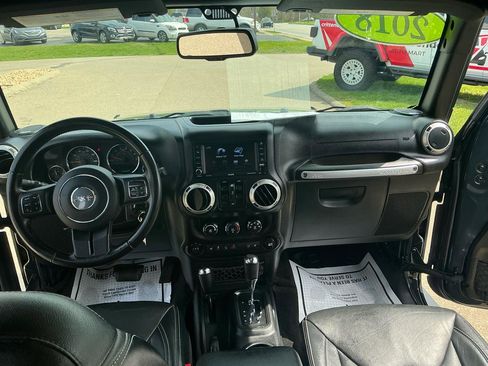 Used 2018 Jeep Wrangler Unlimited Sahara w/ Connectivity Group AWD/4WD image 11