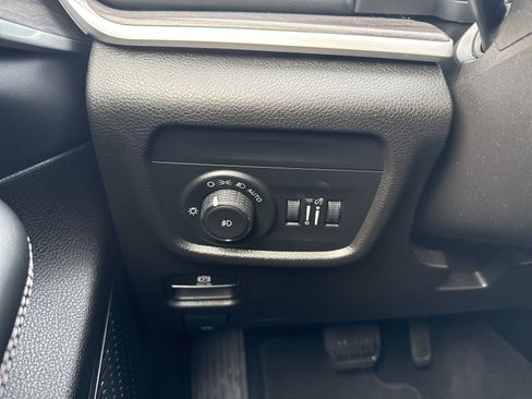 Used 2023 Jeep Grand Cherokee Limited image 27