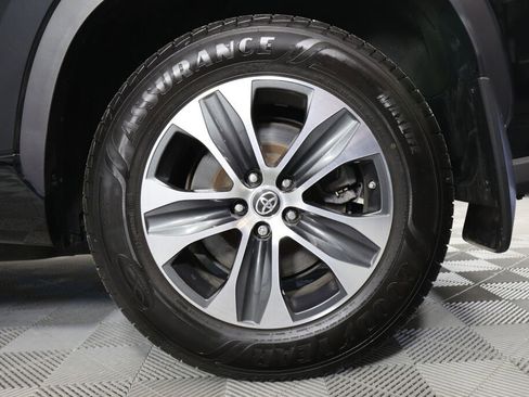 Used 2021 Toyota Highlander XLE AWD/4WD image 8