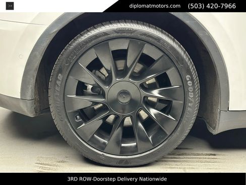 Used 2022 Tesla Model Y Long Range image 36