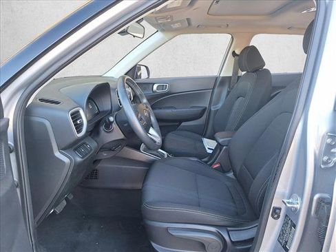 Used 2025 Hyundai Venue SEL image 11