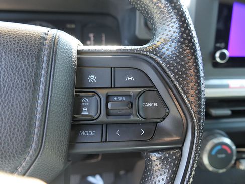 Used 2025 Toyota Tacoma SR5 AWD/4WD image 17