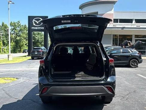 Used 2021 Toyota Highlander XLE AWD/4WD image 14