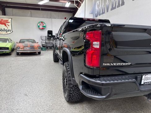 Used 2024 Chevrolet Silverado 2500 ZR2 w/ Technology Package image 9