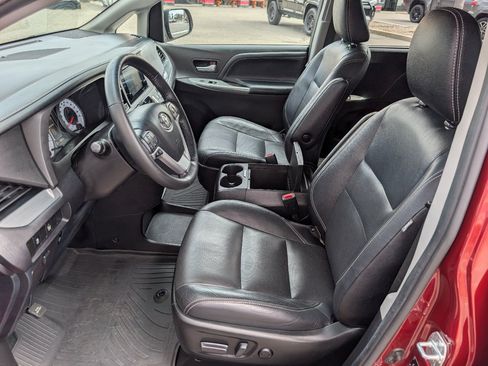 Used 2017 Toyota Sienna SE Premium FWD image 2