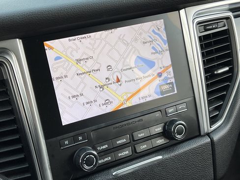 Used 2018 Porsche Macan S image 24