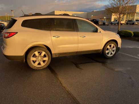 Used 2017 Chevrolet Traverse LT w/ Style and Technology Package image 8