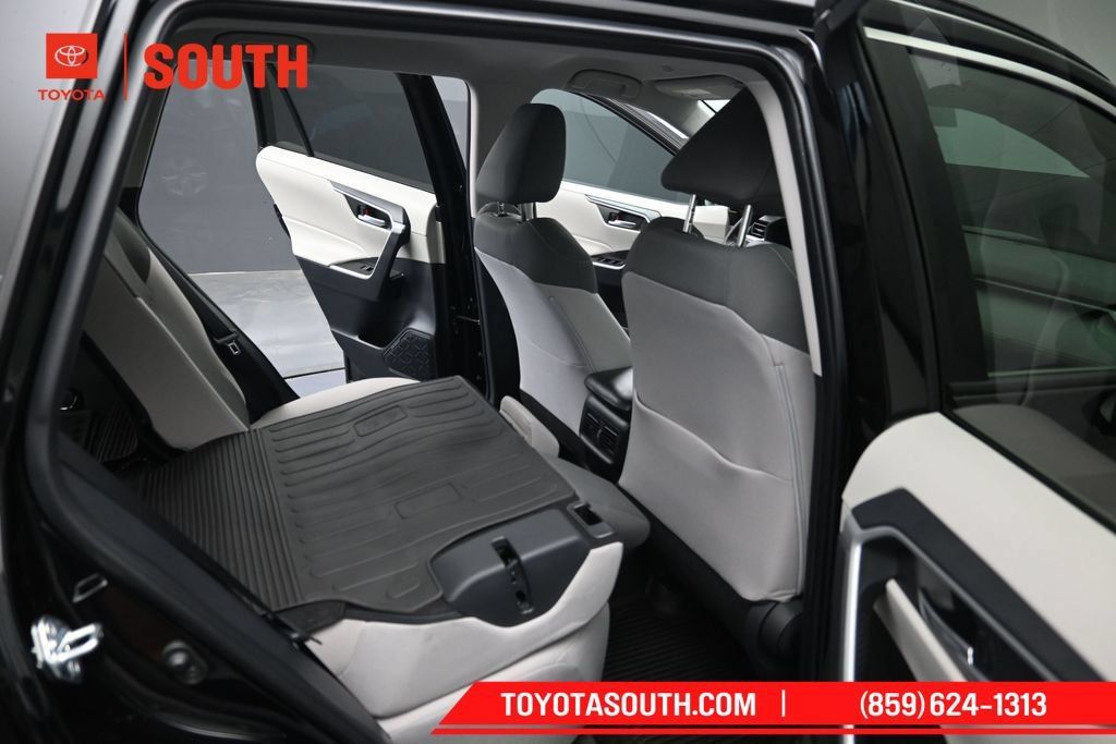 Used 2025 Toyota RAV4 XLE AWD/4WD image 27