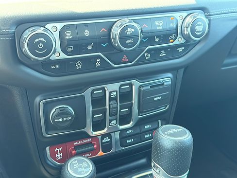 Used 2025 Jeep Gladiator Mojave image 34