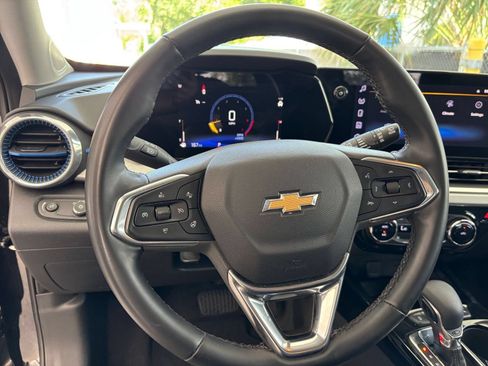 Used 2025 Chevrolet Trax LT w/ LT Convenience Package FWD image 28