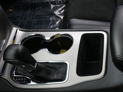 Used 2021 Jeep Grand Cherokee Laredo X image 23