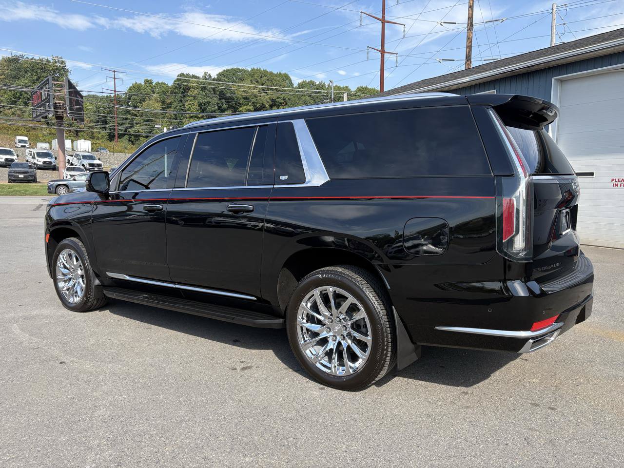 Used 2023 Cadillac Escalade ESV Premium Luxury w/ LPO, Radiant Package AWD/4WD image 3