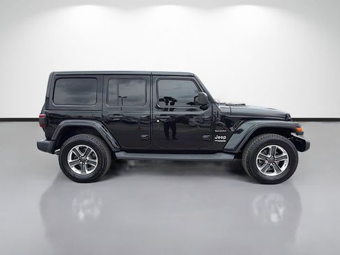 Used 2018 Jeep Wrangler Unlimited Sahara AWD/4WD image 2