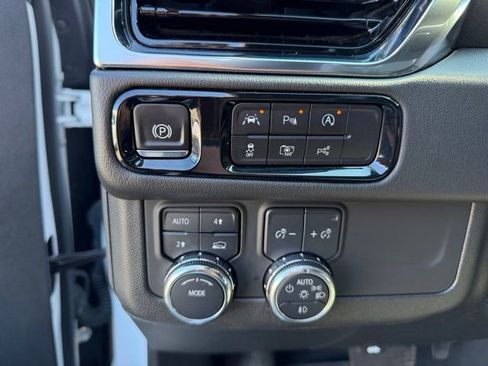 Used 2025 GMC Yukon Denali AWD/4WD image 19