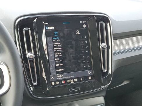 Used 2025 Volvo XC40 B5 Plus image 13