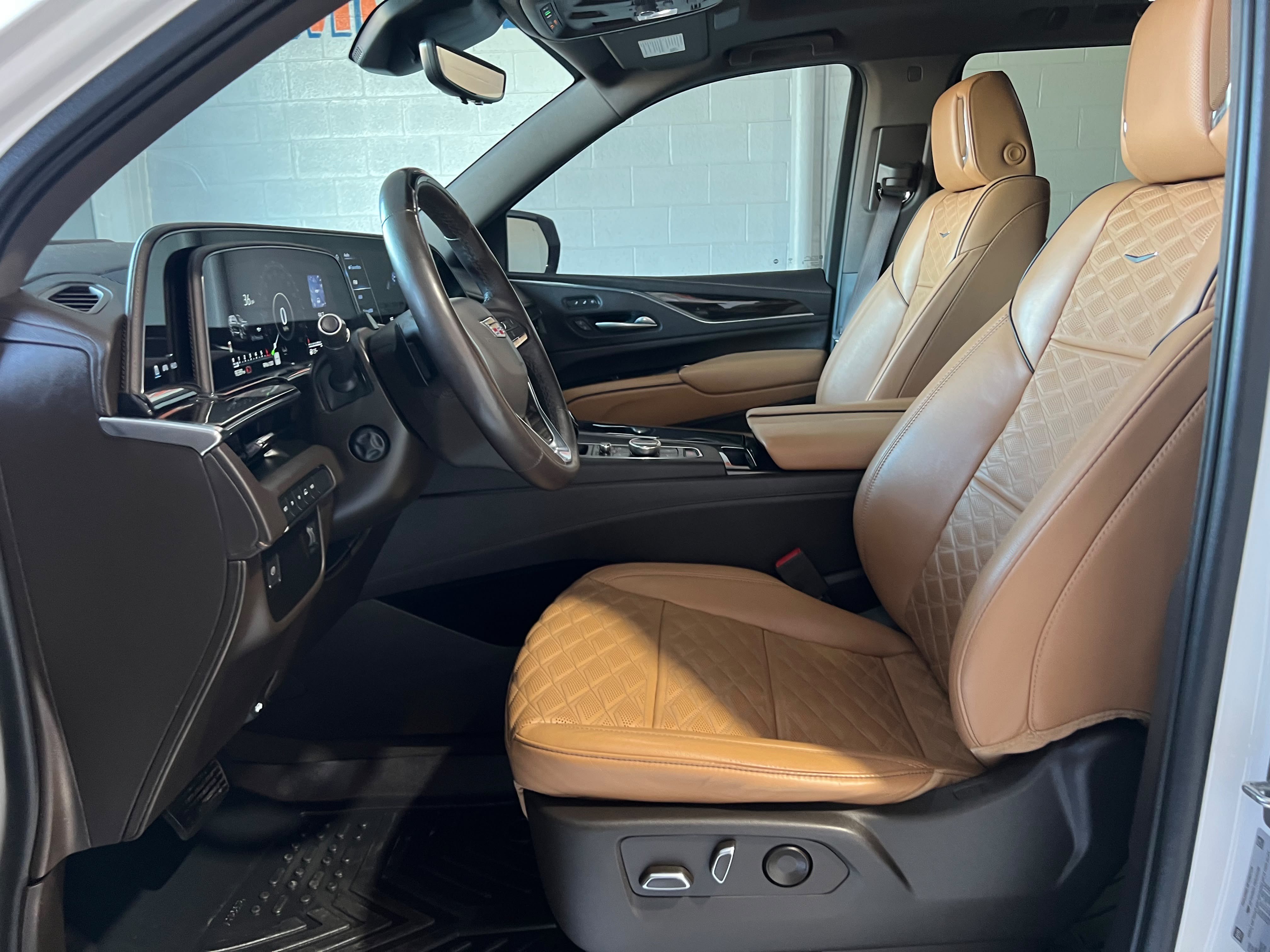 Used 2022 Cadillac Escalade Premium Luxury AWD/4WD image 7