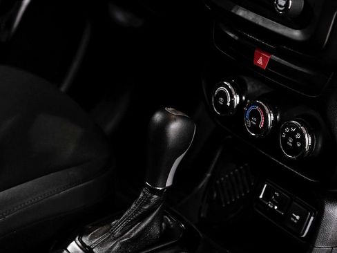 Used 2017 Jeep Renegade Altitude image 28