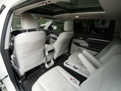 Used 2014 Toyota Highlander Limited Platinum AWD/4WD image 17