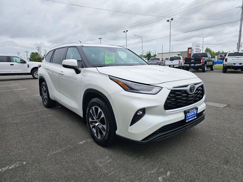 Used 2021 Toyota Highlander XLE AWD/4WD image 4