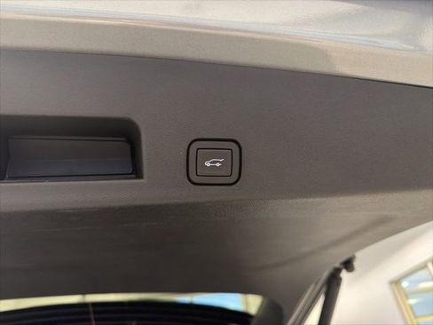 Used 2025 Chevrolet Traverse Z71 image 19