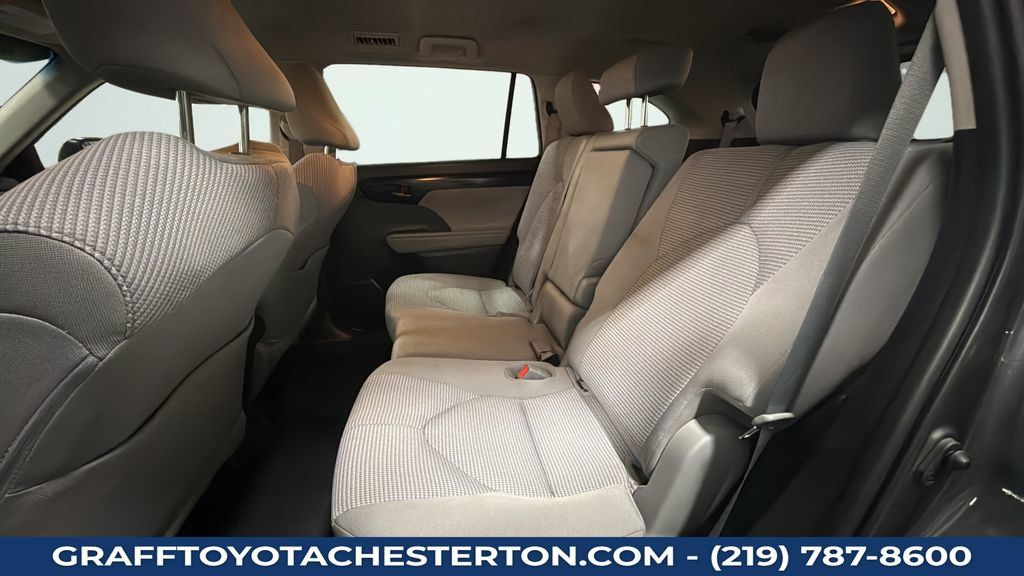 Used 2022 Toyota Highlander LE AWD/4WD image 25