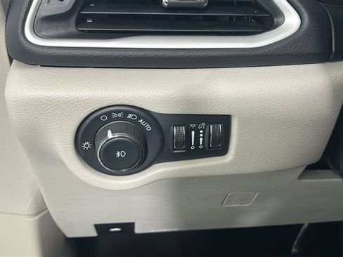 Used 2024 Chrysler Pacifica Touring-L FWD image 19