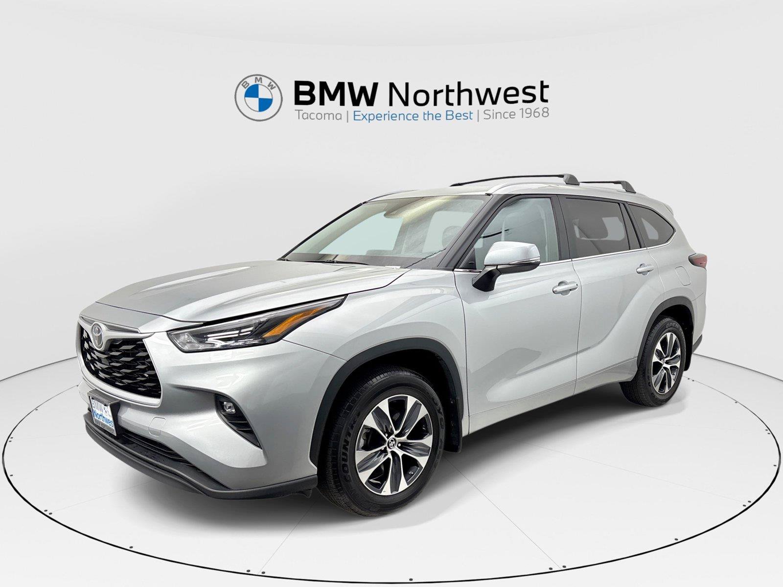 Used 2024 Toyota Highlander XLE AWD/4WD image 1