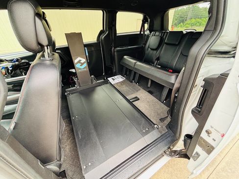 Used 2019 Dodge Grand Caravan GT FWD image 18