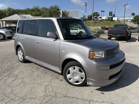 Used 2005 Scion xB FWD image 2