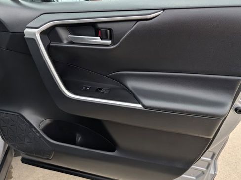 Used 2025 Toyota RAV4 XLE FWD image 32