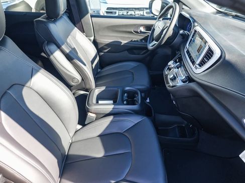 New 2026 Chrysler Pacifica Select image 17