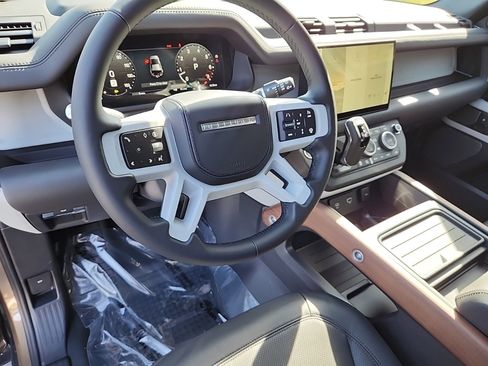 New 2024 Land Rover Defender 110 SE image 14