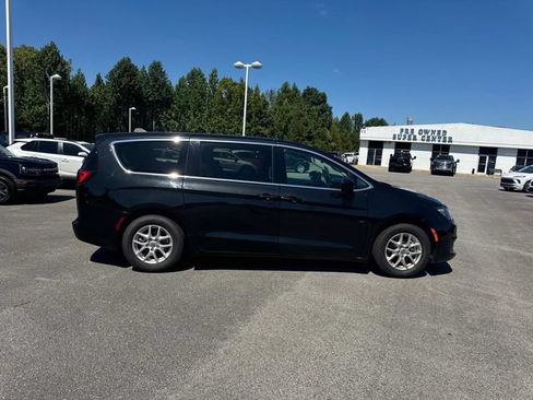Used 2023 Chrysler Voyager LX FWD image 3