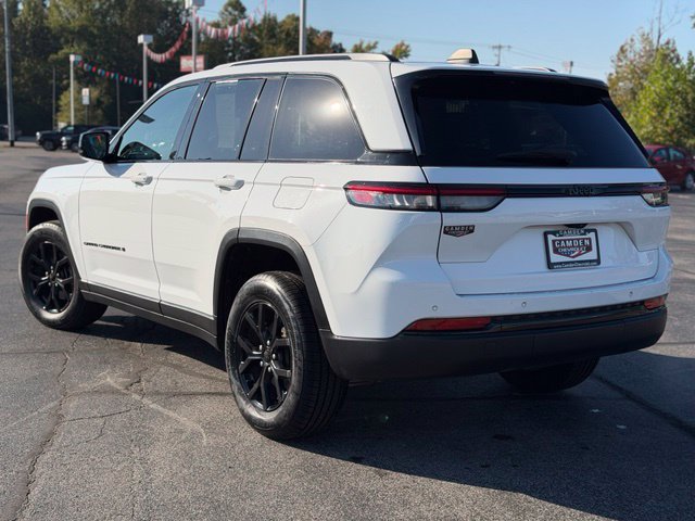 Used 2025 Jeep Grand Cherokee Altitude RWD image 3