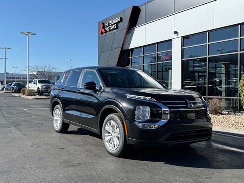 New 2026 Mitsubishi Outlander ES image 1