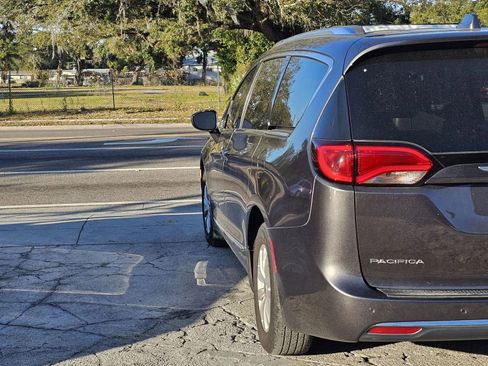 Used 2019 Chrysler Pacifica Touring-L image 6