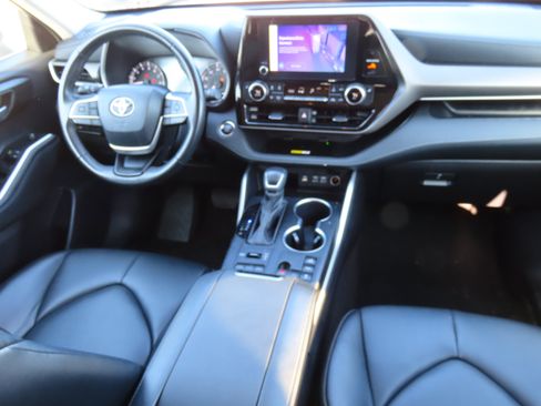 Used 2023 Toyota Highlander XLE image 16