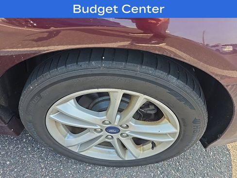 Used 2018 Ford Fusion SE w/ Fusion SE Technology Package FWD image 3