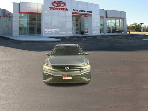 Used 2022 Volkswagen Tiguan SE image 2