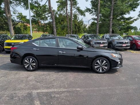 Used 2022 Nissan Altima 2.5 SV FWD image 2