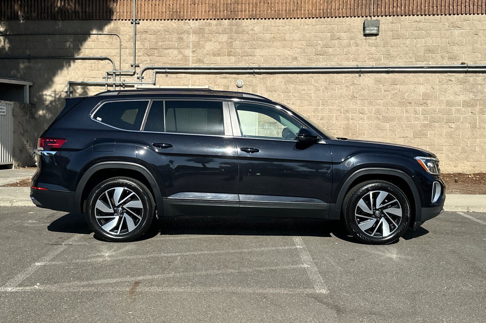 Used 2025 Volkswagen Atlas SE AWD/4WD image 2