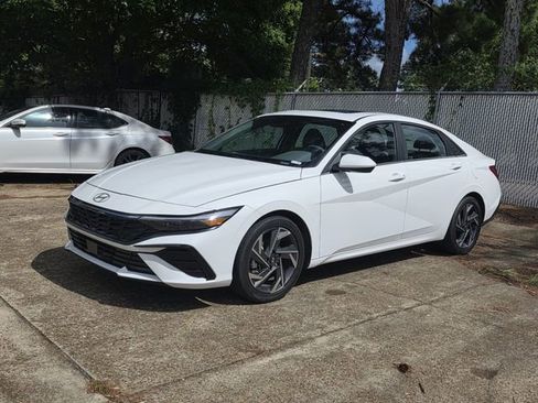 Used 2024 Hyundai Elantra SEL w/ Convenience Package FWD image 3