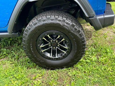 Used 2025 Jeep Wrangler Unlimited Rubicon w/ XTREMEE 35" Tire Package AWD/4WD image 7
