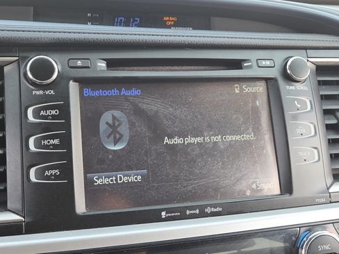 Used 2016 Toyota Highlander LE AWD/4WD image 3