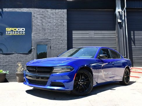 Used 2018 Dodge Charger SXT w/ Blacktop Package RWD image 1